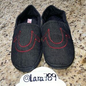 True Religion Slippers Size Large (11-12)